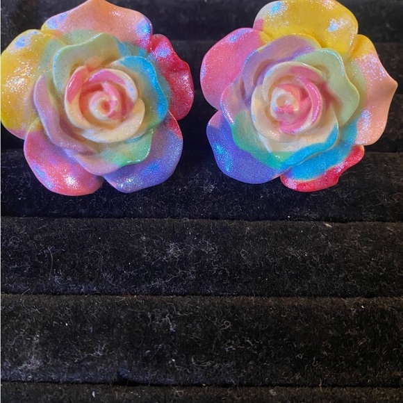 Rainbow rose stud earrings - Picture 2 of 4